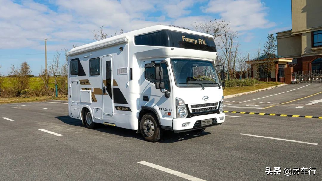 上汽跃进s1002.3t平头轻卡房车,2021年可可西里轻卡5.2t房车