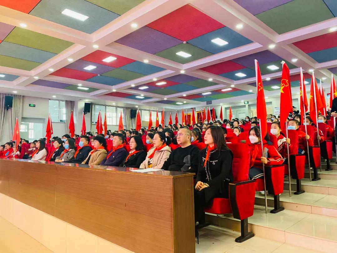 锡山小学红领巾奖章,小学举行红领巾争章仪式