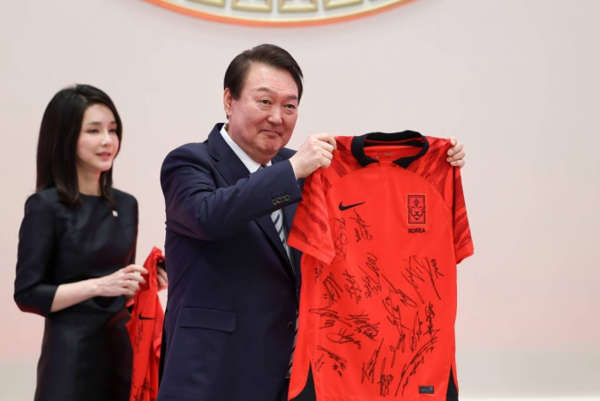 韩国第一夫人穿短袖装扮,50岁韩国第一夫人亮相巴黎