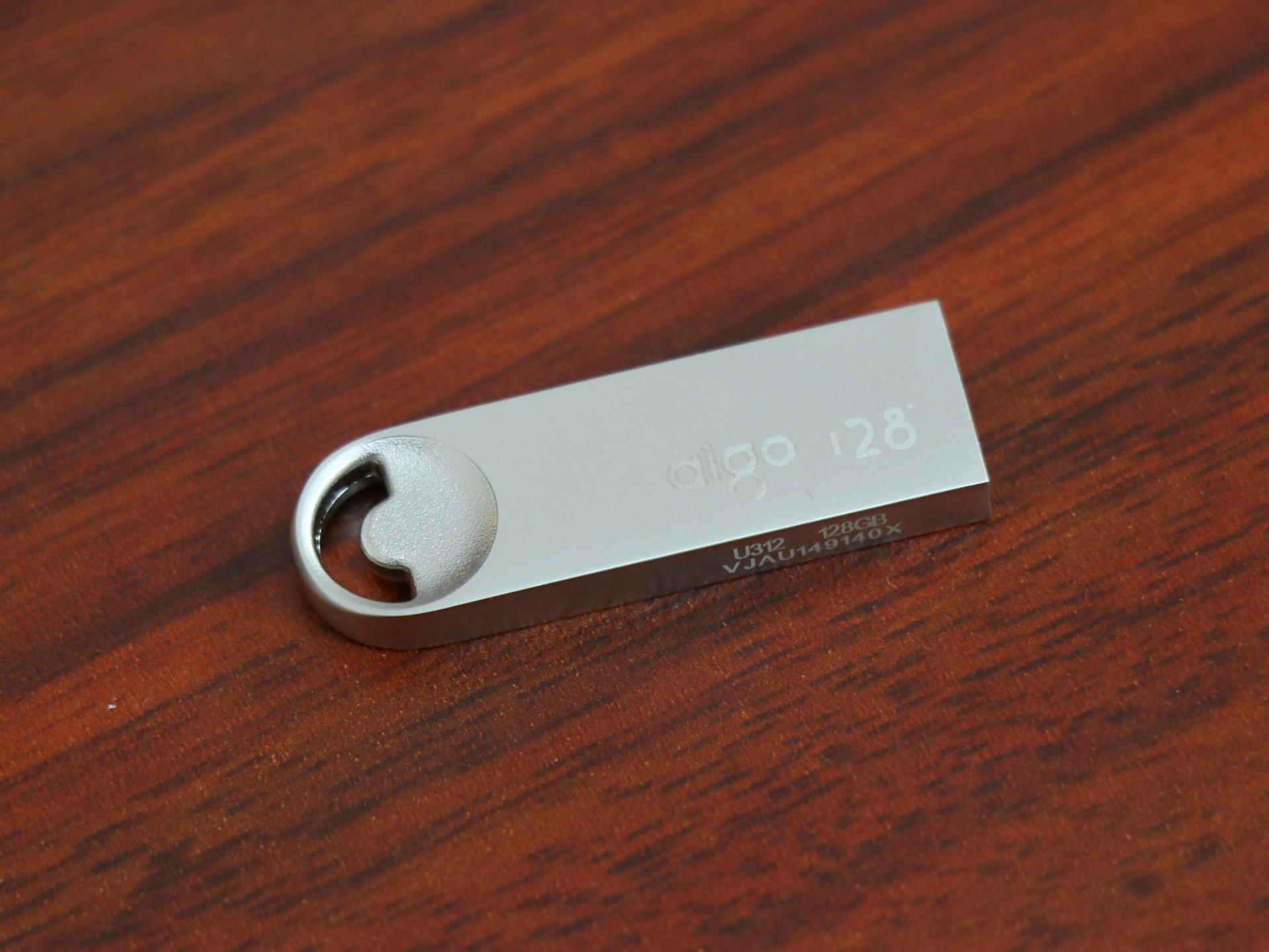 国民好物aigoU312实测，不仅传输速度给力，还是钥匙扣上的装饰品