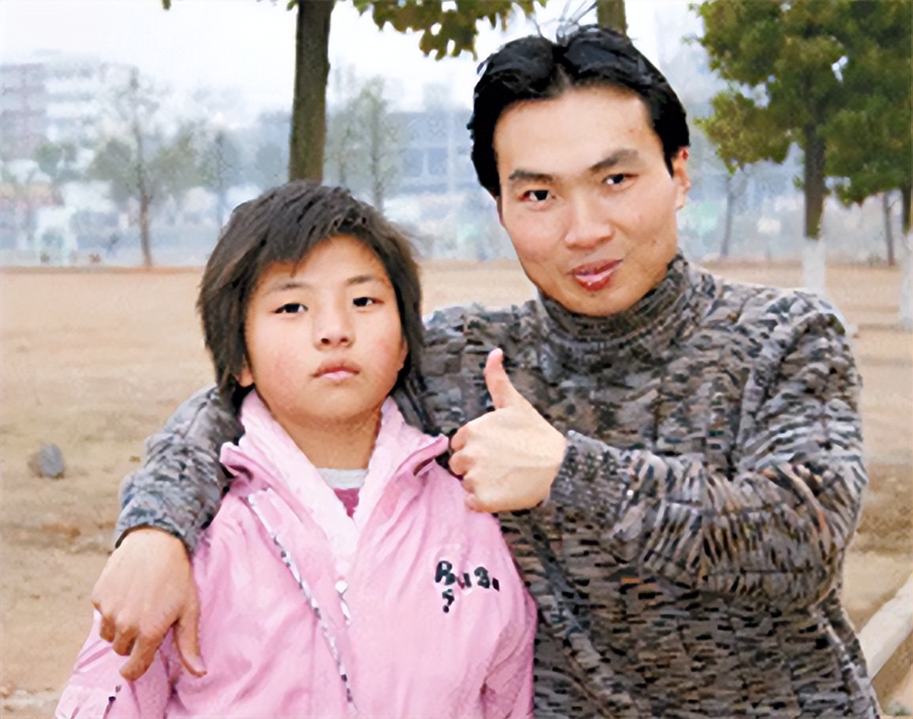 农村穷小伙进城上学捡废品,拾荒小伙供妹妹上大学