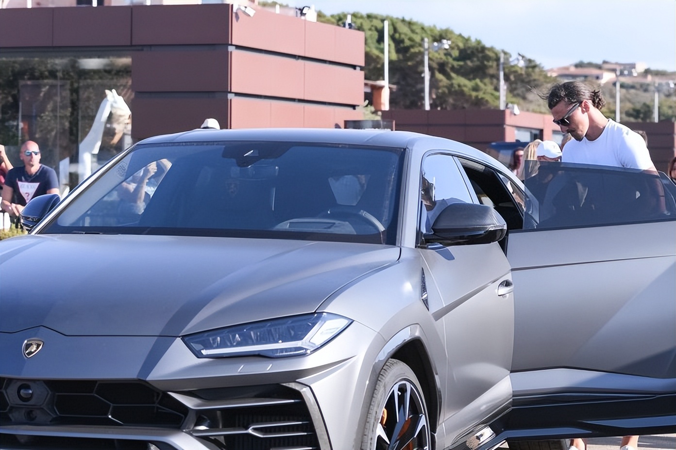 伊布豪车豪宅,球星伊布拉希莫维奇和大罗