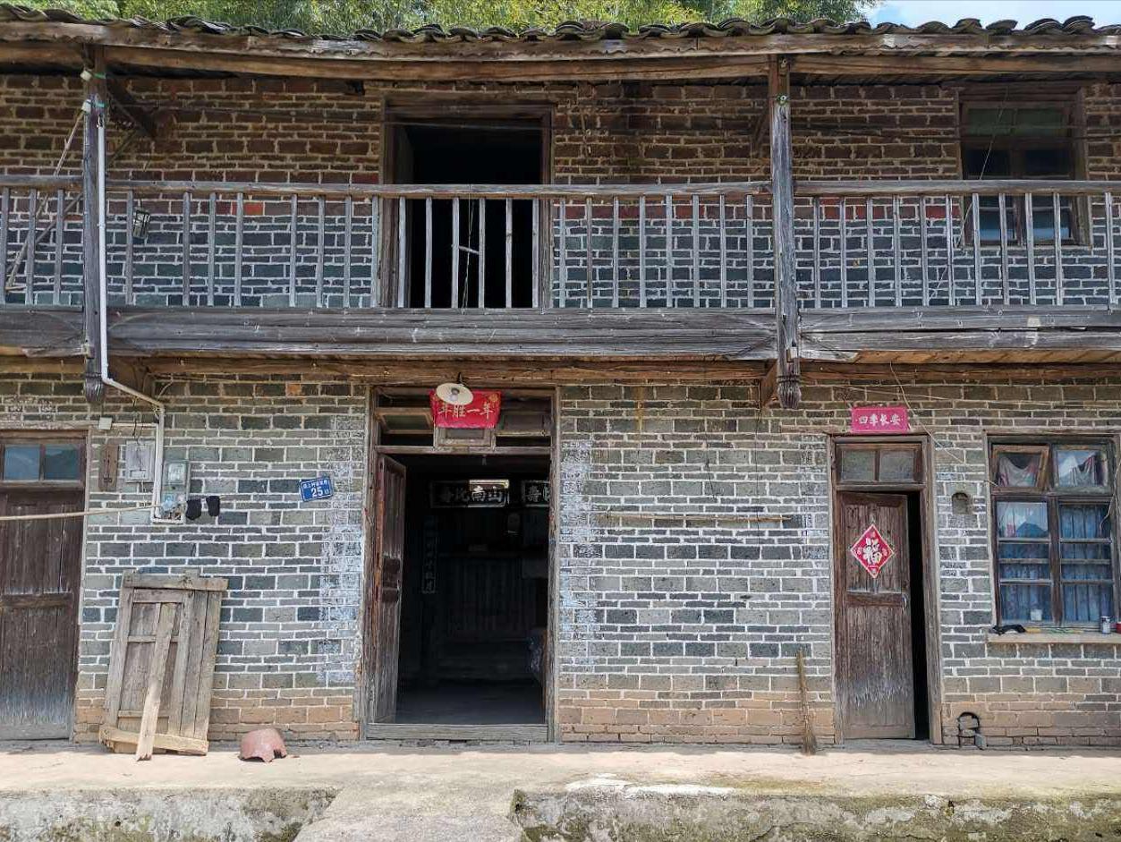 农民进城买房落户后农田怎么办,孩子上学进城落户村委收回承包地