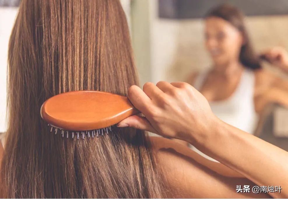 头发稀疏有什么办法让头发变浓密,头发自然卷又稀疏秃头怎么办