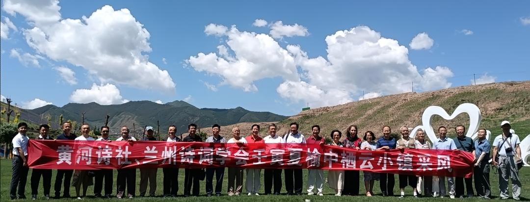 常觅春归不知处花田此地得逢君：栖云田园小镇·花间集