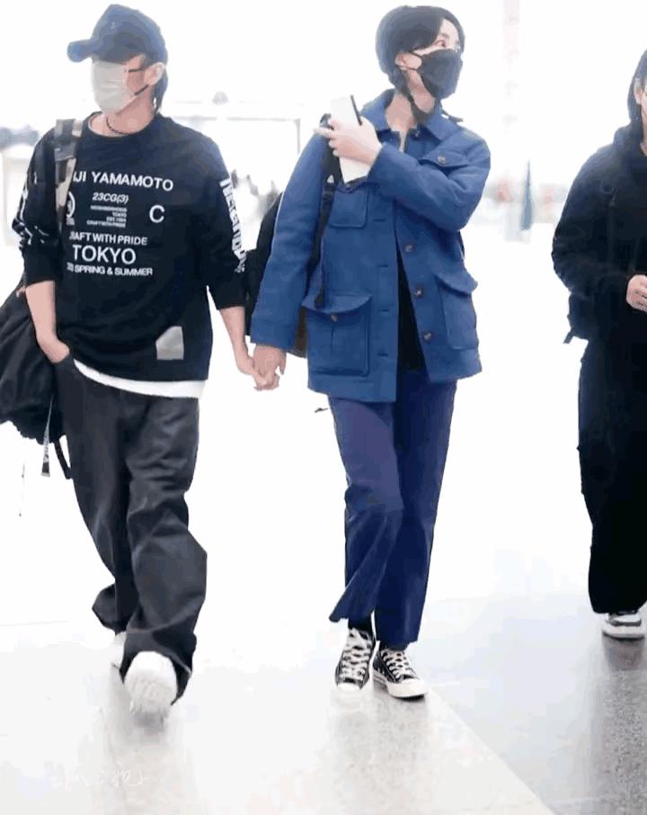 王菲谢霆锋机场撒糖再现世纪牵手,王菲谢霆锋机场牵手对比照