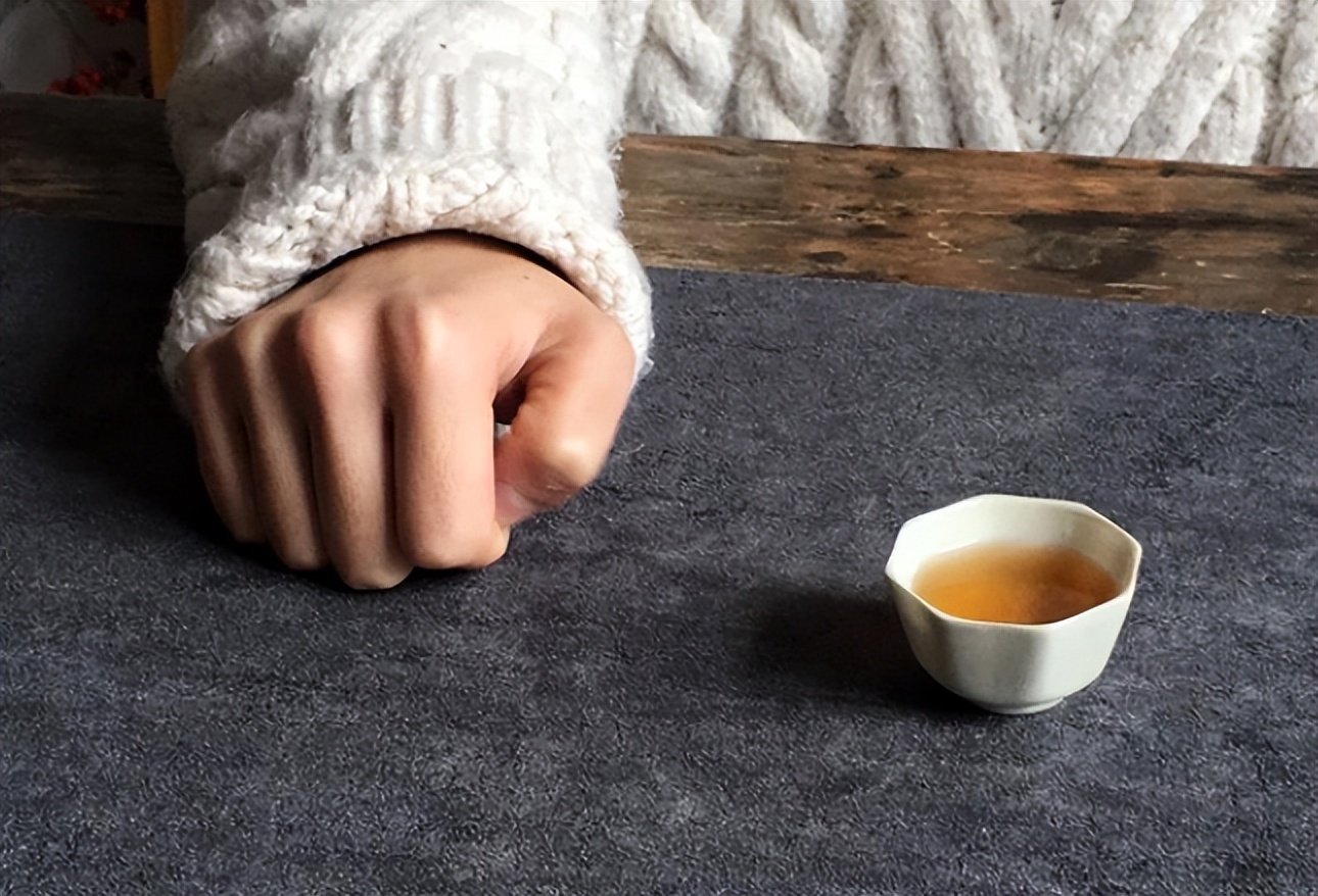 酒桌上手指一直敲桌子什么意思,酒局敲手指