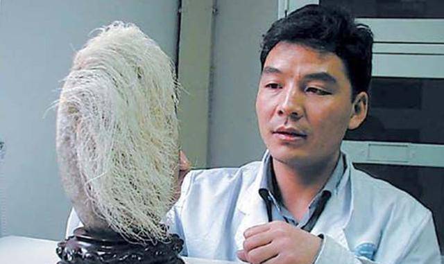 捡到一块石头居然是传说中的生物,村民捡到有耳有眼的神秘石头