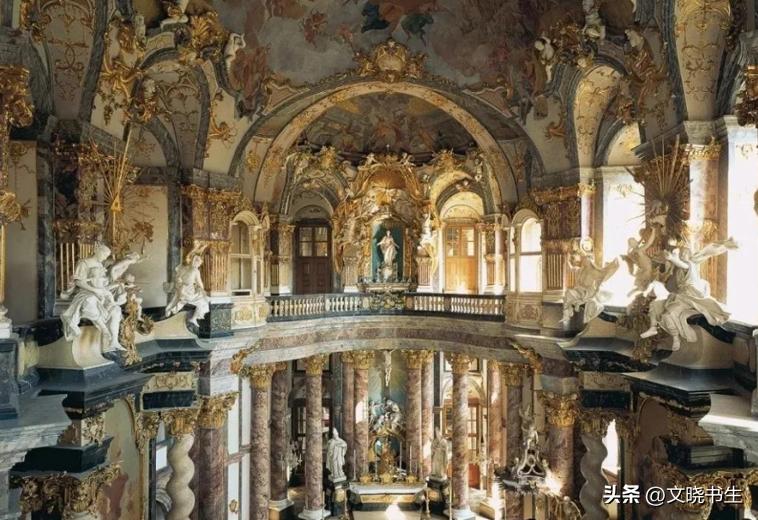 在哥达王朝时期的建筑中,哪些特征体现了该时期独特的空间构成