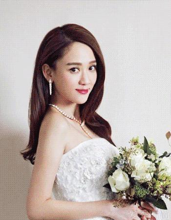 “姑娘，你知道衣服上的字是什么意思吗？”哈哈哈自信的姑娘最美