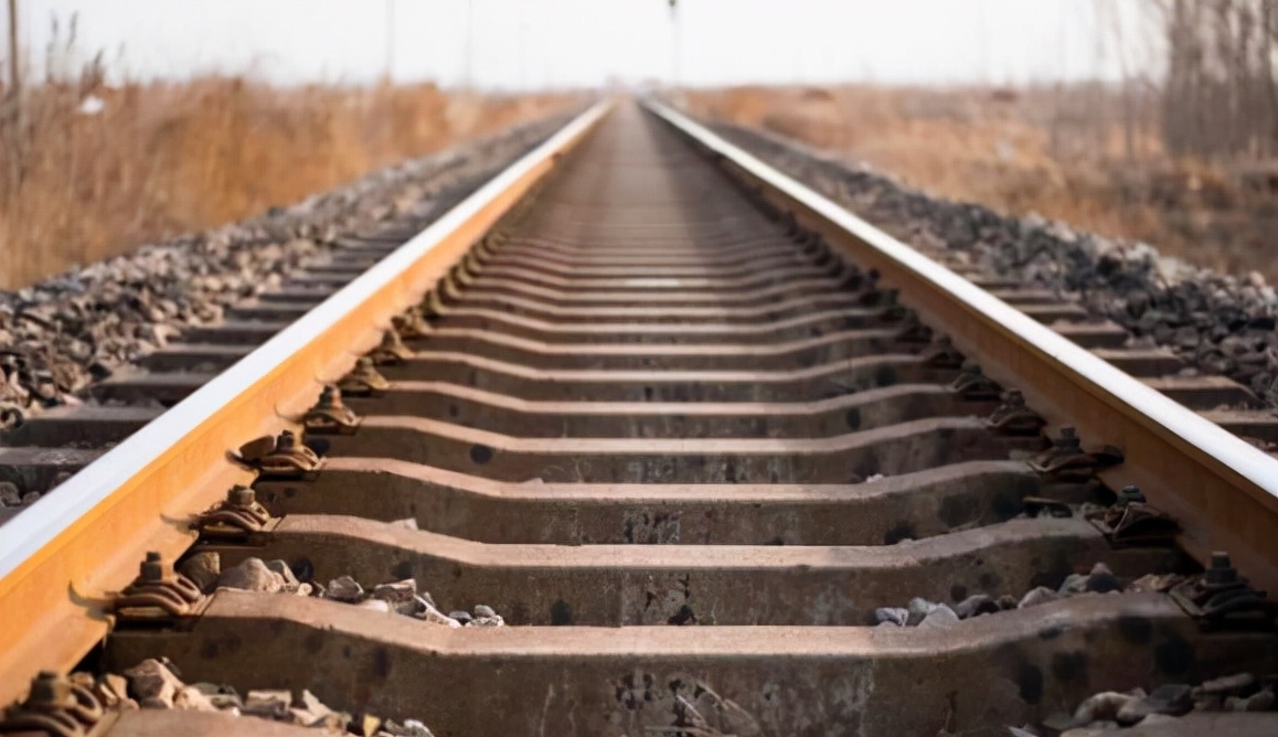 中国火车入境俄罗斯，为何必须更换车轮？不同国家铁轨有何不同？