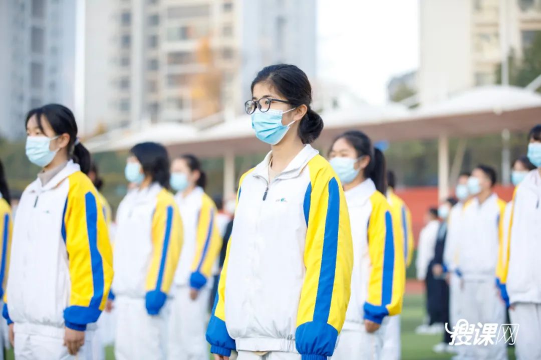 3000多名师生传递国旗为祖国庆生,开学典礼百人传旗