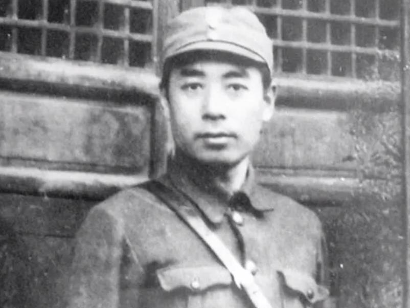 1941年香港沦陷，周恩来为救300人，不惜暴露两千地下*党**员，为何