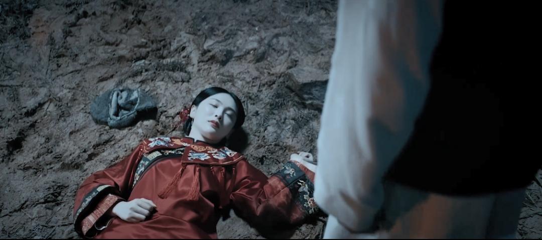 白发老妇在血色中“一夜回春”?通过杀戮释放欲望,只能说太奇葩