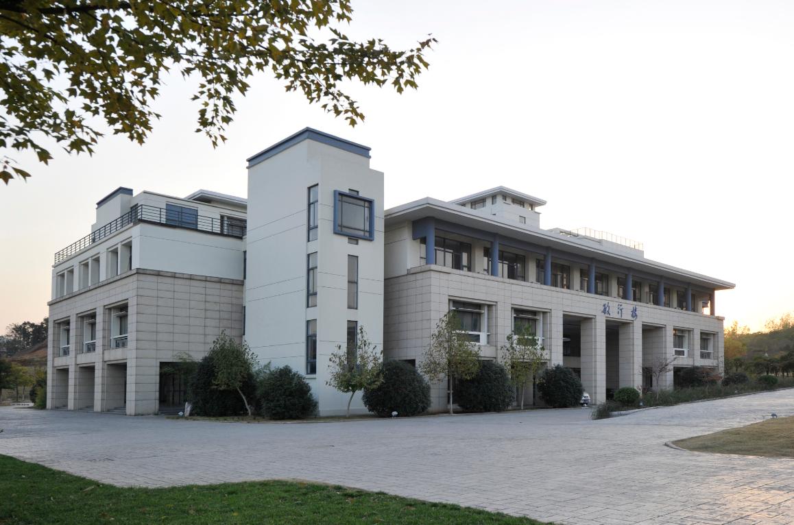 江苏这所普通大学，经常被误会成211，王牌专业太吃香了