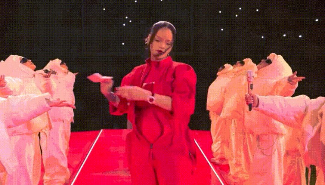 “美国春晚”超级女星怀二胎跳高台,网友:一年一个太强了!