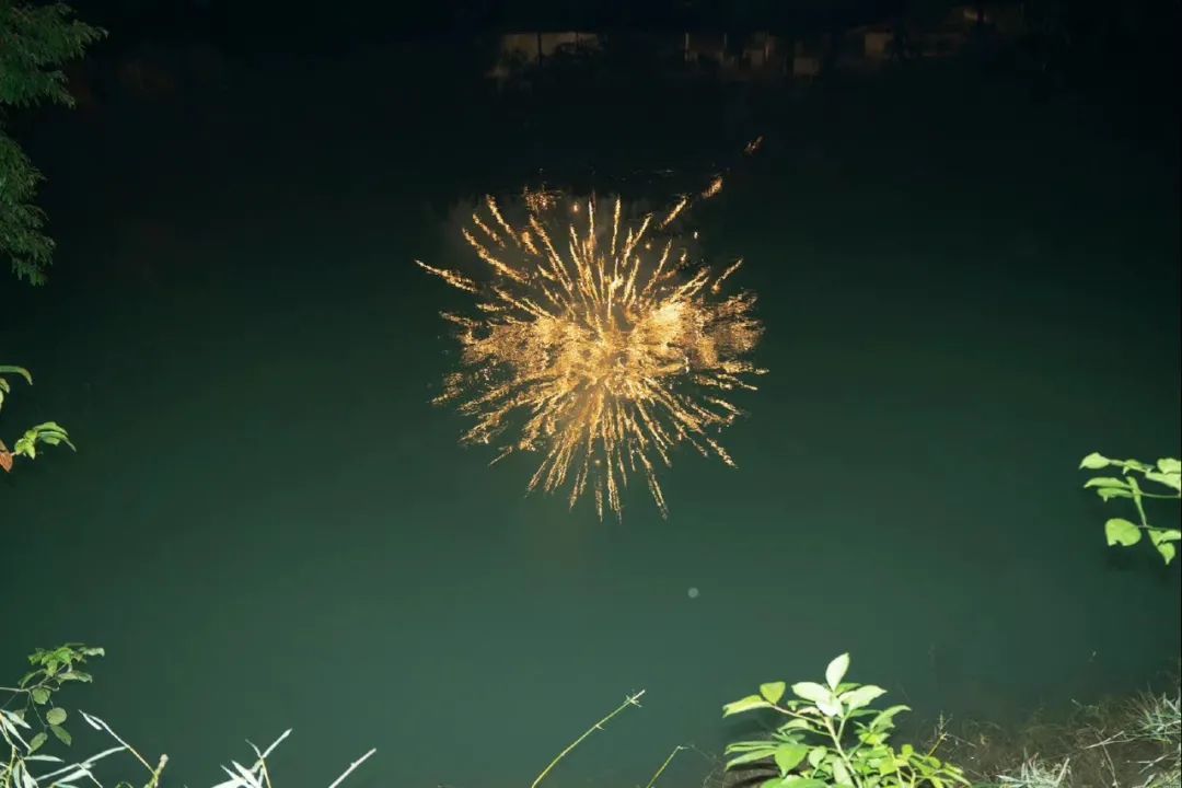 把无聊当成对象本身来观察，在众声喧哗中辨识出某人某物的感动