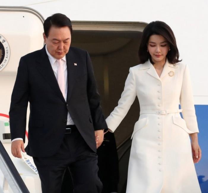 韩国第一夫人真是土豪，浑身上下都是名牌，奢华钻石珠宝闪瞎眼