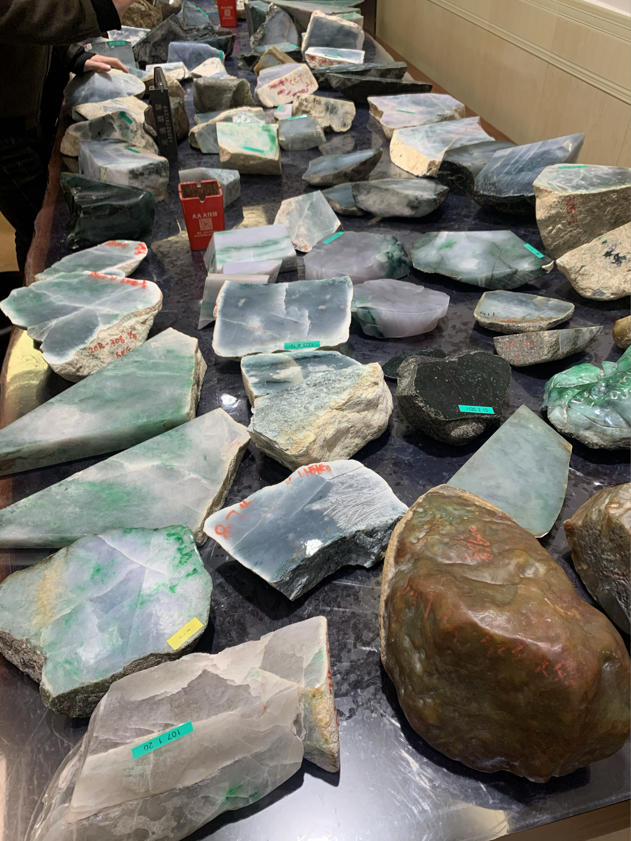 翡翠直播为什么都卖毛货,翡翠产业链直播猫腻