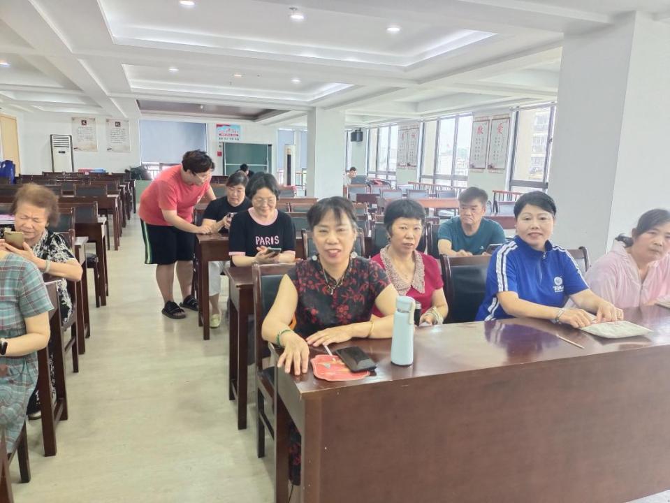 让老年人一起来“5G冲浪”，麒麟门社区开展APP教学活动