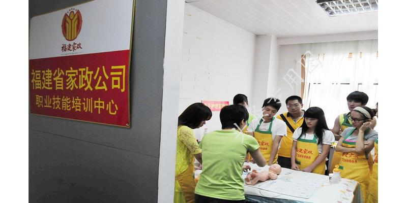 未婚老伴工资12500，却说只有2500，儿子告诉我真相我哭了