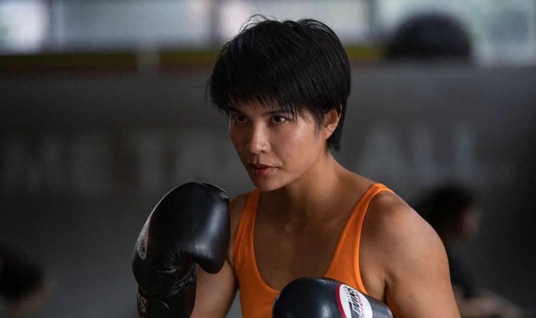 一位女明星隆胸5次,女演员隆胸