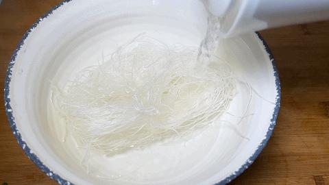 一把粉丝两个鸡蛋,鸡蛋柿子土豆粉丝汤