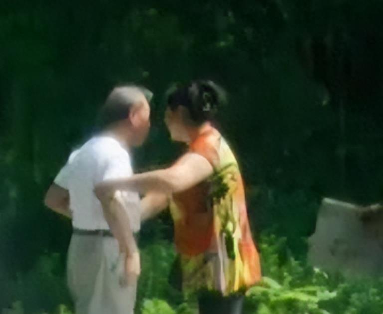 63岁大爷爬山,63岁大爷邀请56岁大妈爬山