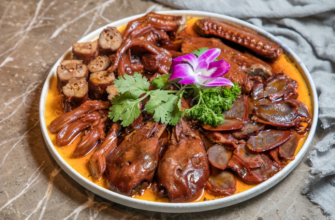 休闲卤味“三巨头”寻找新出路让年轻人重新爱上“啃鸭脖”