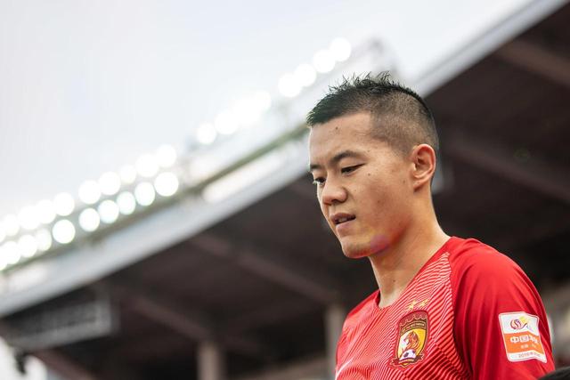 赚够不踢了！9年赚8200万，广州队功勋挂靴，加入国字号当训练员