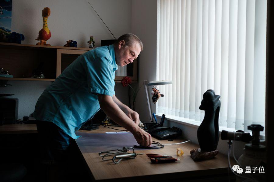 植入式设备制造商破产，患者无语，自行购买零件维护修理