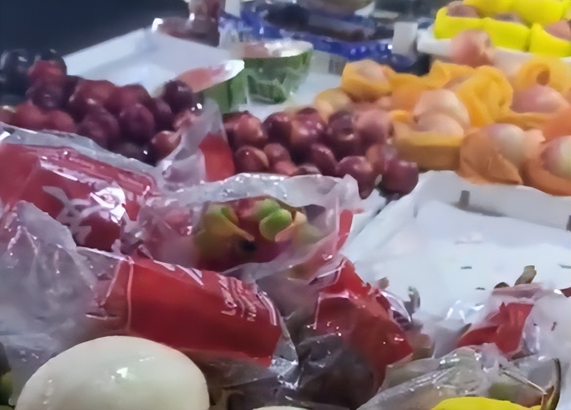 男子买水果遇缺斤短两反被怼,男子质疑摊主西瓜缺斤少两被怼