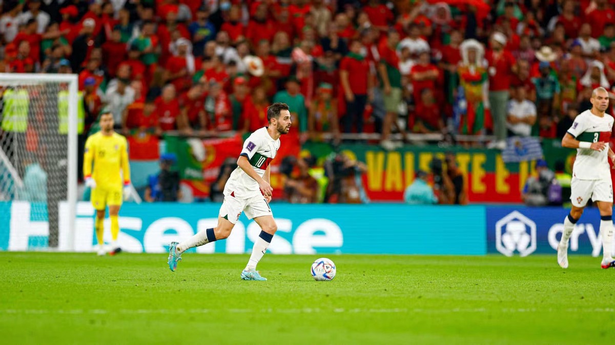 葡萄牙0-1摩洛哥爆冷出局！C罗B费面色铁青，范志毅预测被打脸了