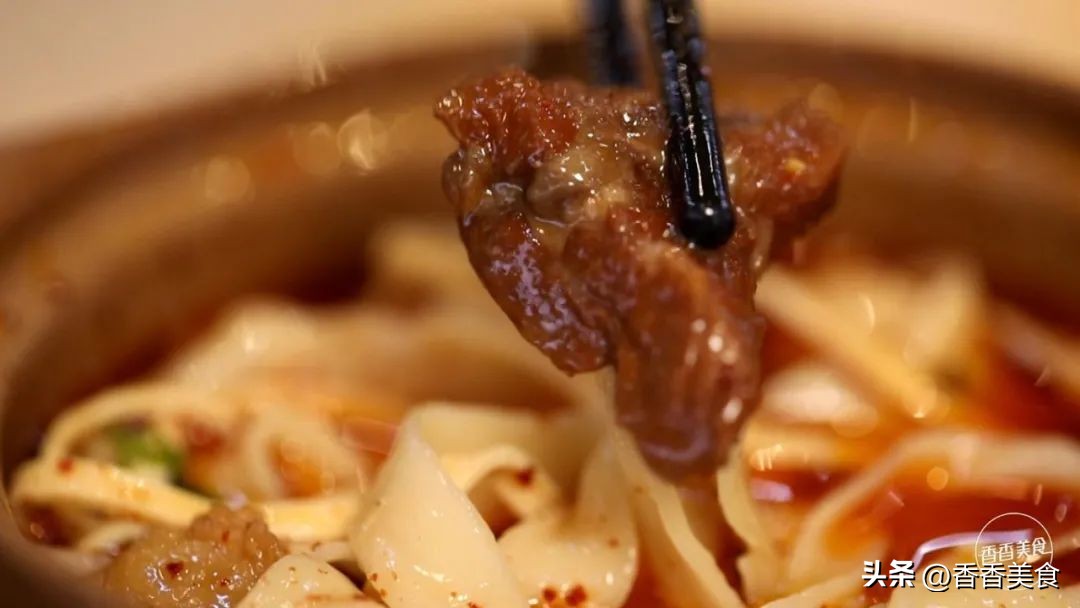 这“锅”烩面到底啥情况？咋就让人一口吃出两种风味