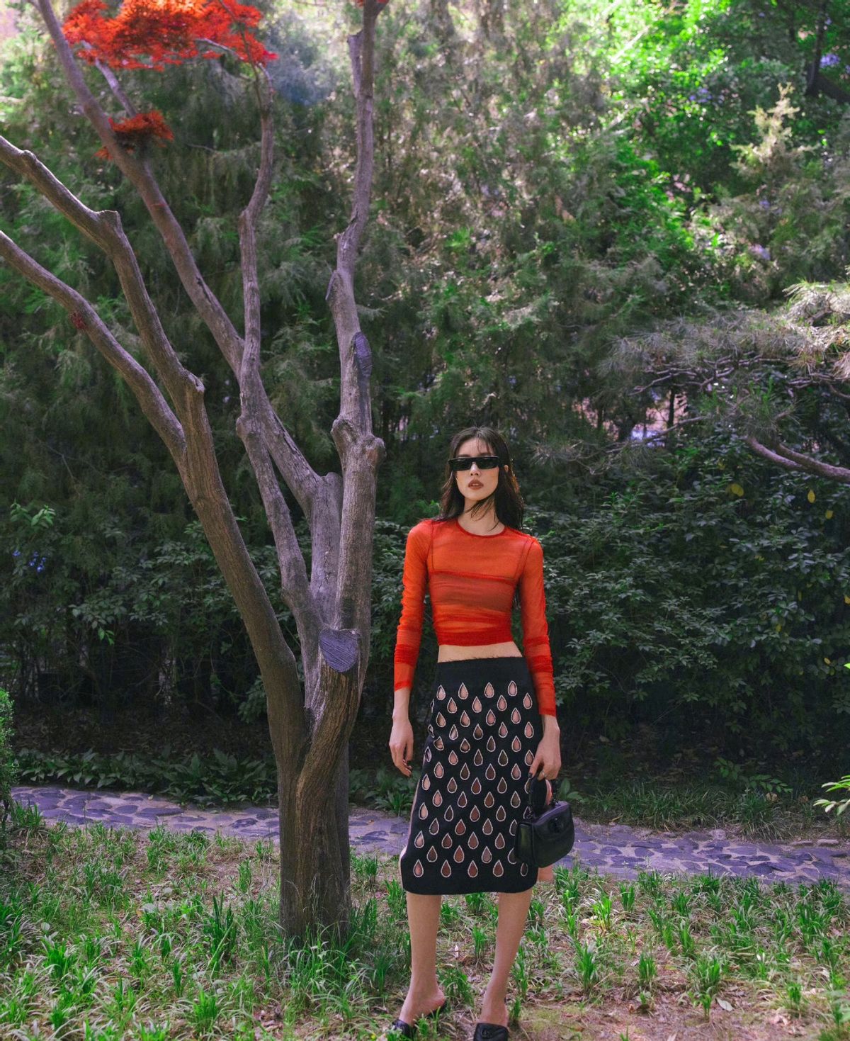 刘雯在韩国GUCCI大秀上太惊艳！一身红衣亮相，真是纸片人身材啊