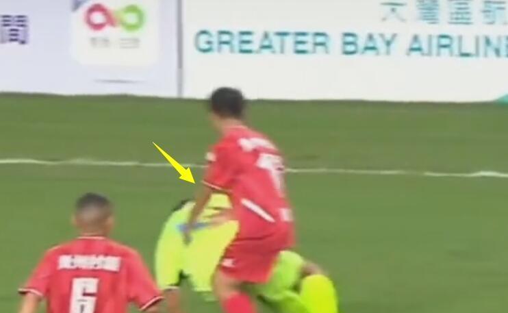 黄日华为脚踢球员道歉,黄日华踢球拉拉队