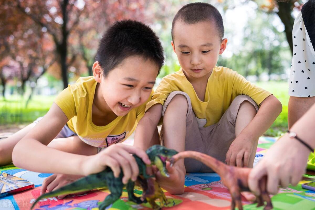 男孩摆摊1小时赚584元算什么,小学摆摊赚钱的小妙招