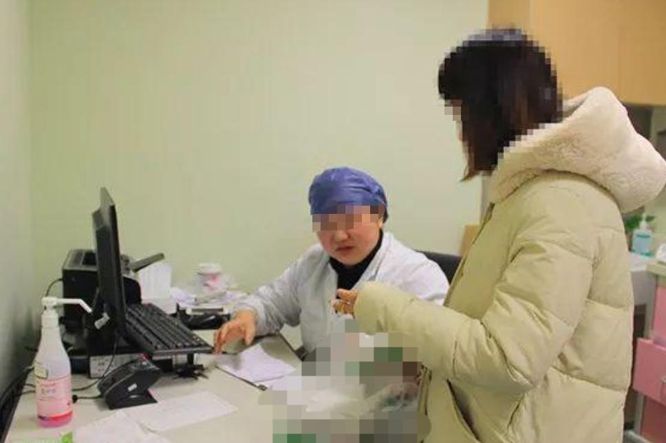 女尿液浑浊发黄有白色絮状物,40岁妇女尿液又黄又臭是什么原因