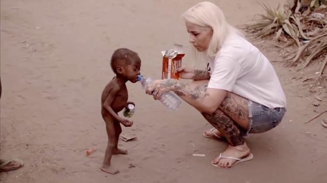 9年过去了，当年的非洲“讨水男孩”，被游客收养后，过得怎么样