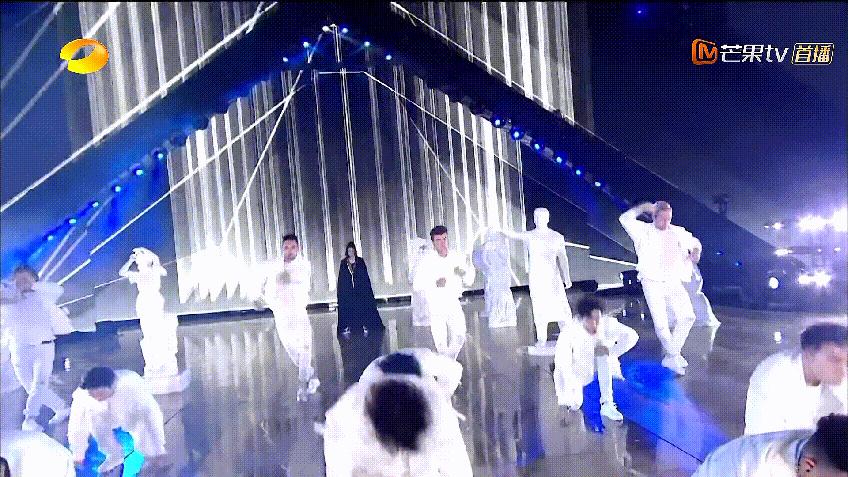 王一博回眸杀蓝湛,王一博跳舞杀马特