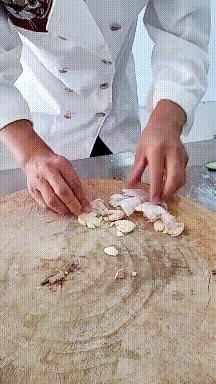 伴娘蹲角落里玩手机,伴娘躲在角落玩手机很漂亮