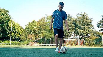 花式足球之七个简单易学的地面起球技巧