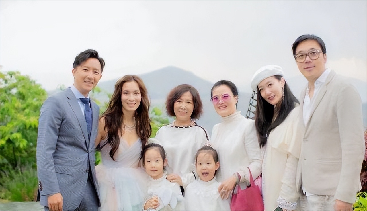 军旅歌手谭晶：嫁大8岁科学家老公，婚后生两女，生活幸福甜蜜