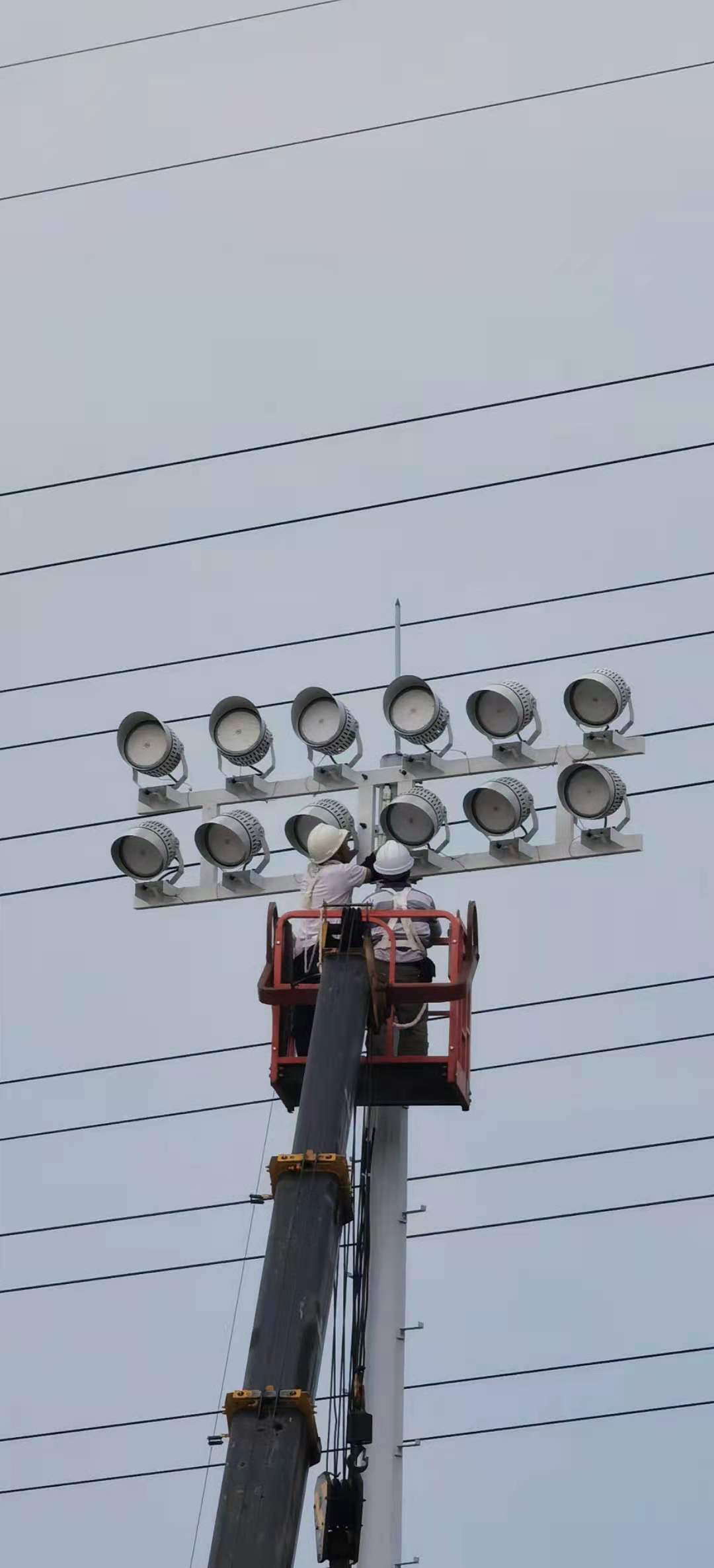 led球场专用灯的优势,600瓦球场灯高杆灯