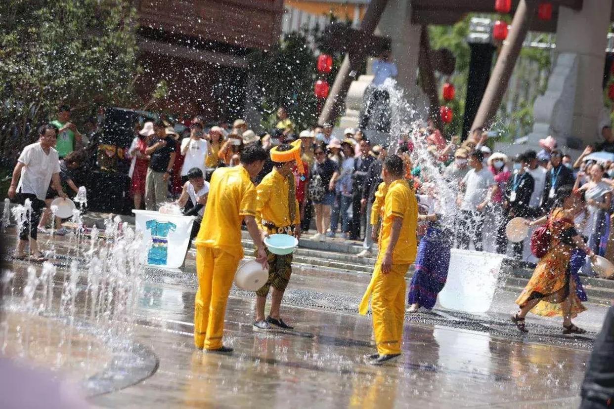 西双版纳万人泼水节视频,西双版纳游玩攻略体验万人泼水节