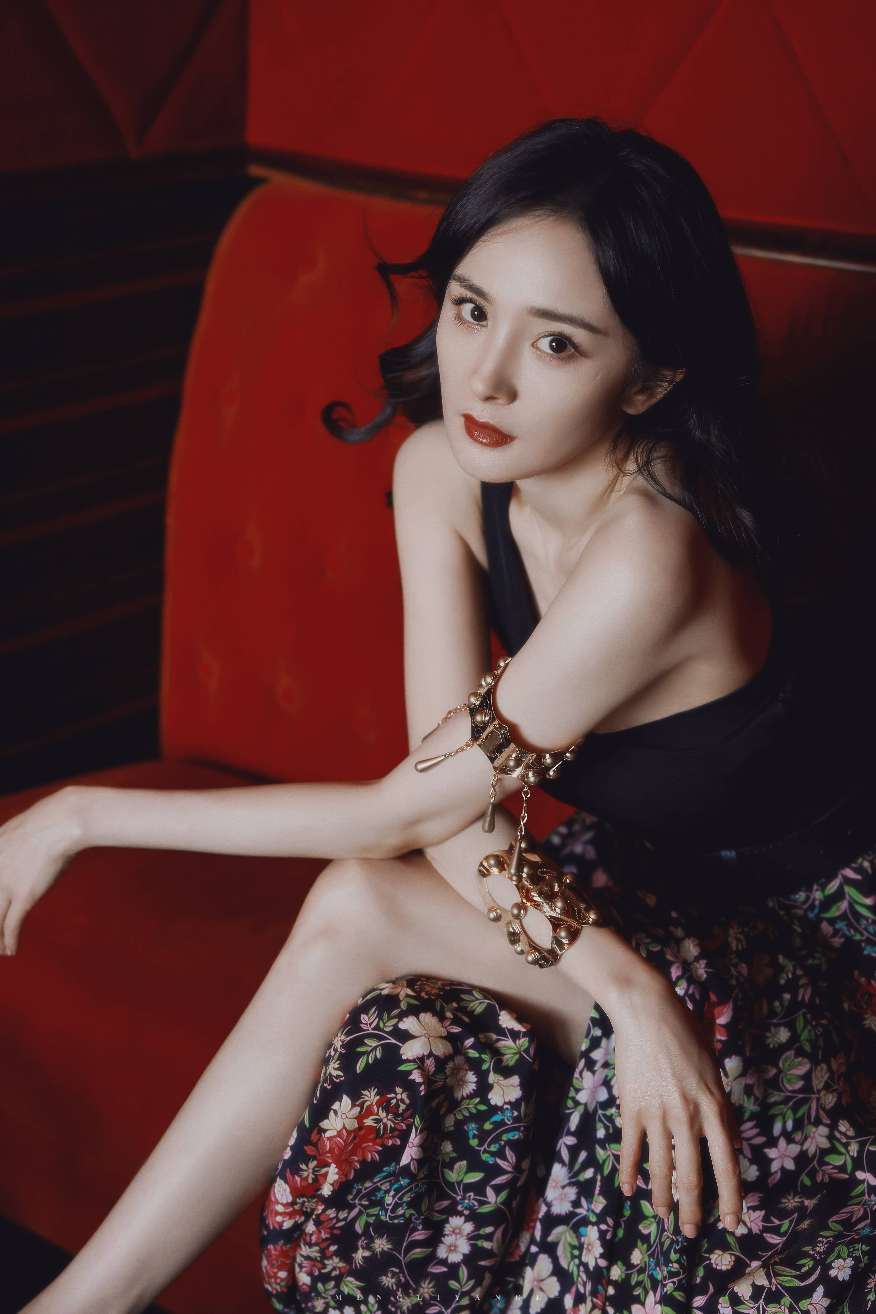 娱乐圈再曝大瓜，85后女星组织“身体”交易，安排旗下女艺人接客