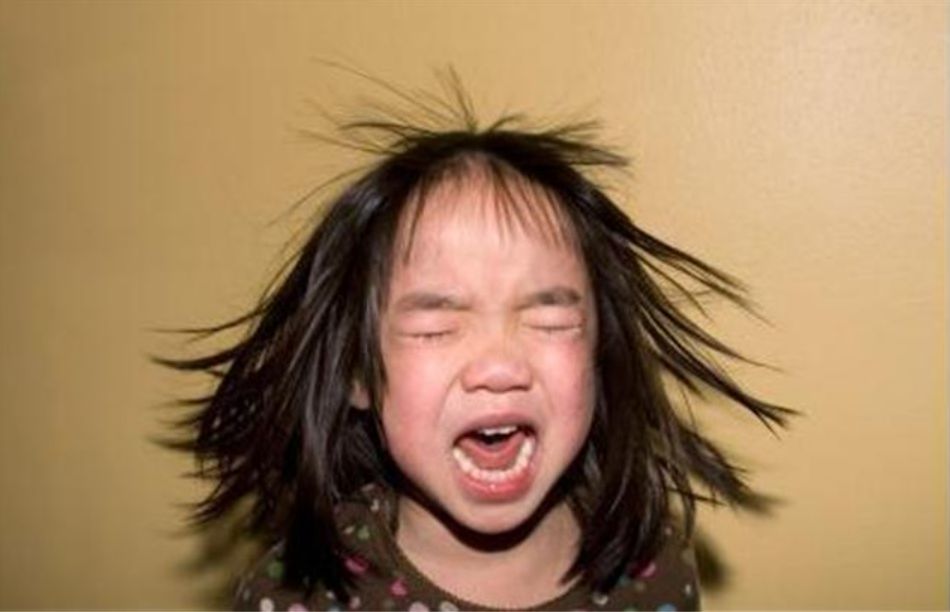 孩子哭闹发脾气怎么正确引导,面对孩子哭闹发脾气解决不了问题