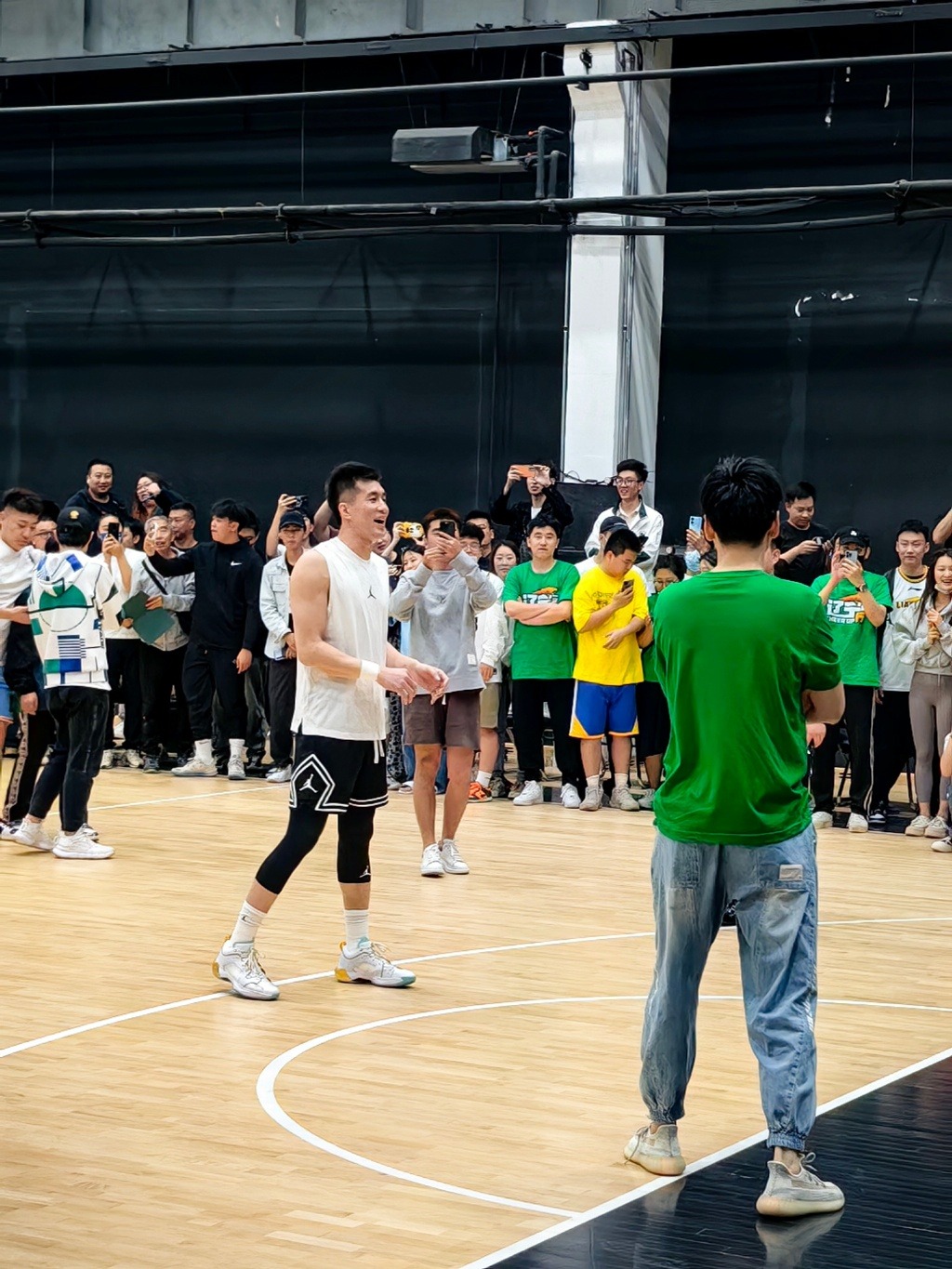 郭艾伦夺冠回沈阳机场穿的短裤,郭艾伦重回赛场观众欢呼声