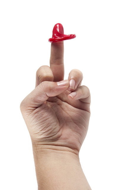 为何安全套上有油？不小心沾嘴上会危害身体吗？无论男女都应了解