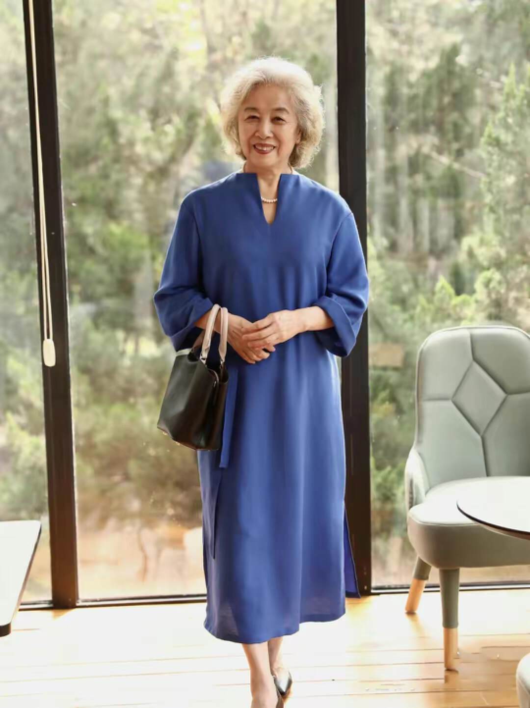 百搭丝巾时髦又有气质显气色,适合搭配牛仔裙的丝巾